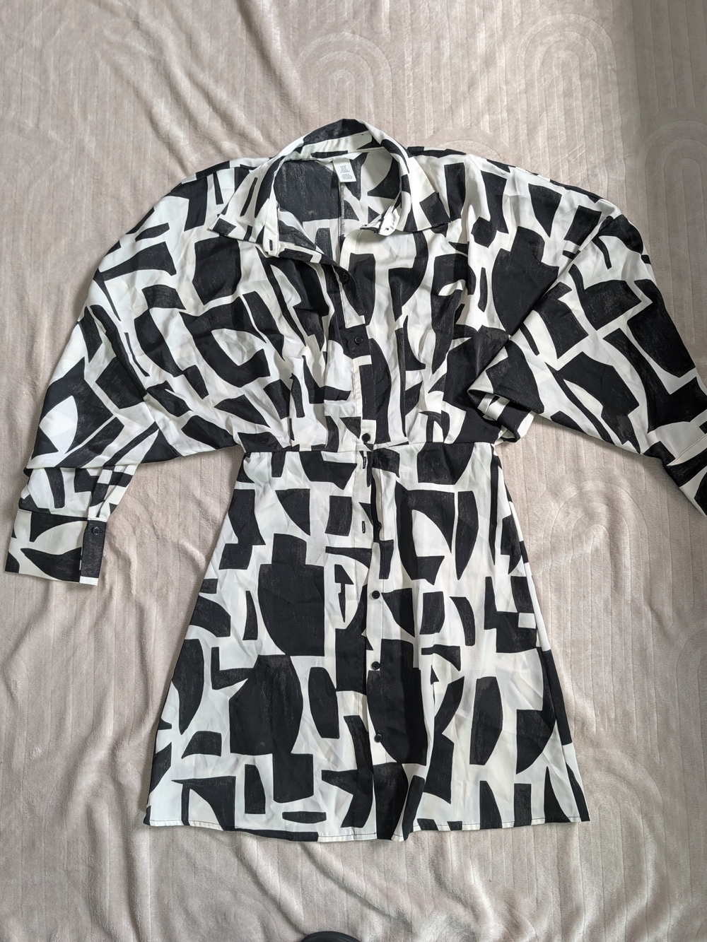 H&M Black and White Geometric Print Long Sleeve Dress